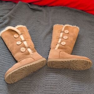 UGG Bailey Button Triplet Tan Suede Boots With Fur Interior Size 8 LIKE NEW!
